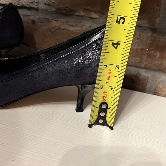 Donald J Pliner Navy heels - Picture 6 of 11